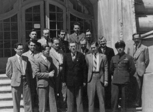 Rok 1937/38 - na zdjciu czonkowie Zebrania Organizacyjnego, na ktrym powoany zosta Lubelski Klub Radionadawcw z siedzib w Gimnazjum im. Batorego w Lublinie. 