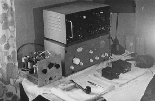 Radiostacja wykonana przez Romka - SP8ARK w latach 60-tych. Skadaa si ze znakomicie dziaajcego odbiornika oraz wzbudnicy SSB z lamp 6P15P w stopniu mocy. Dalej by wzmacniacz na 2xGU50. Zdjcie przedstawia 