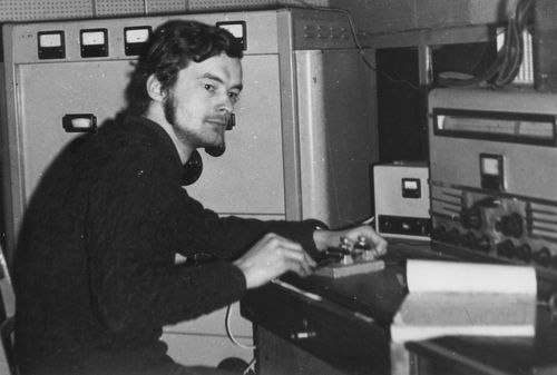 Lata 70-te. in. Jacek Siero - SP8BAI jako operator stacji SP8ZHY. Po prawej legendarny odbiornik Lambda II a widoczny w tle Jacka 