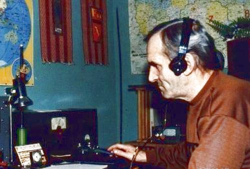 Lata 90-te. Alfred Kozowski - SP8MF. Radiotelegrafista, przez  wiele lat by czonkiem personelu latajcego LOT. 