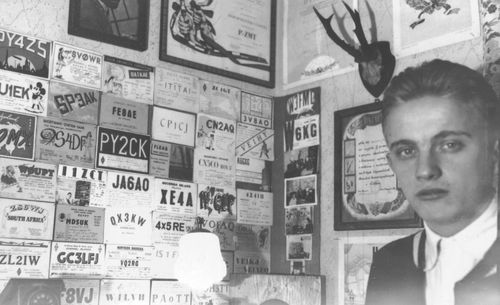 Rok 1956. Jurek Mikiewicz jako SWL zgromadzi imponujc kolekcj kart QSL