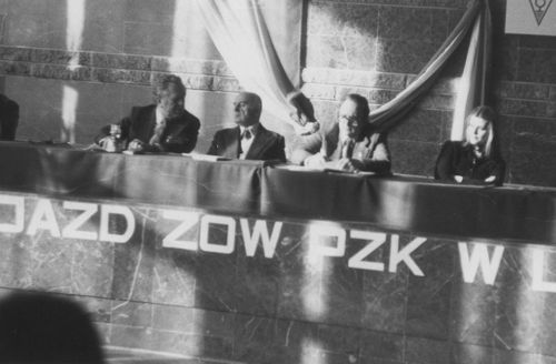 Rok 1976. Zjazd ZOW PZK. Od lewej: Edward Kawczyski - SP8CK, Anatol Jegliski - SP5CM, Wiesaw Wolski - SP8TM. Kim jest ta 