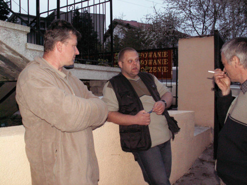 Grzegorz jeszcze nie krótkofalowiec i Andrzej SQ8MFX, który pokazywa lampowy trcv FT-250