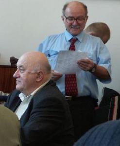 Prowadzcy spotkanie Henryk SP8DHJ czyta list obecnych - przed nim przy stole SP8CGE