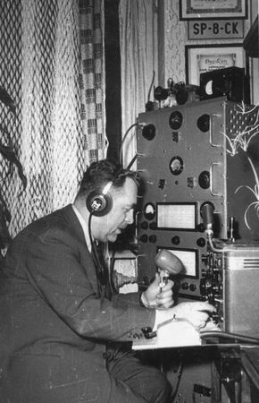 Rok 1962. inż Edward Kawczyński - SP8CK, pierwszy prezes SPDXC,  przy aparaturze w domu przy ul. Wschodniej 