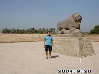 Ryszard YI9KT przed pomnikiem lwa - starozytnym symbolem Iraku.