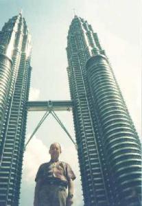 W Kuala Lumpur (Malezja) pod najwyszym budynkiem wiata