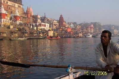 Widok hinduskiego miasta od strony wody.