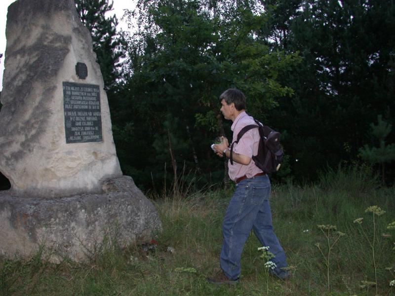 Janusz SP8IAU przy tablicy na „Krzywej Grce”, w miejscu gdzie 25 czerwca 1944 r partyza
