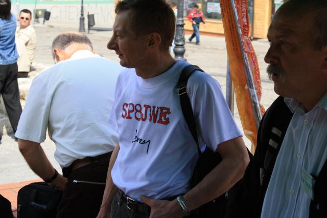 Jurek SP8JWE w firmowej koszulce z wizyt i Henrykw SP7RJF po prawej i SP8DHJ tyem po lewej