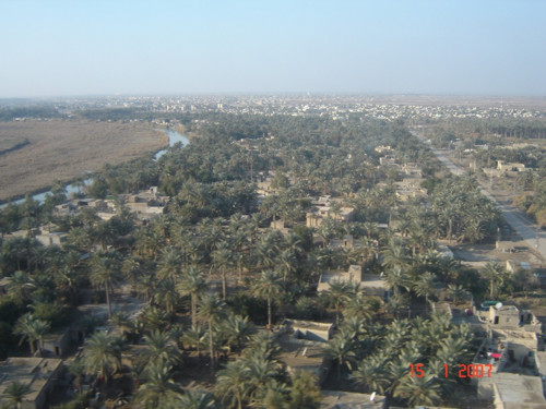Rzeka Tygrys w oddali miasto AL KUT.